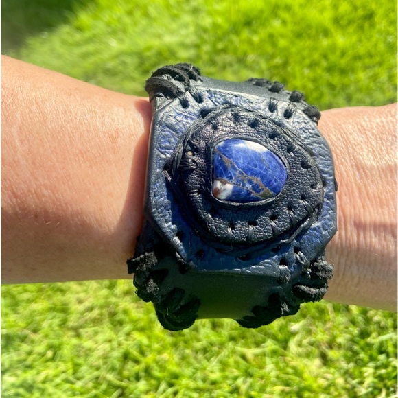 Handmade black leather cuff with natural Sodalite stone - Picture 2 of 6